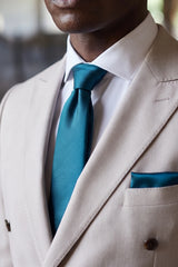 Conjunto de corbata turquesa para hombre con pañuelo de bolsillo y gemelos.