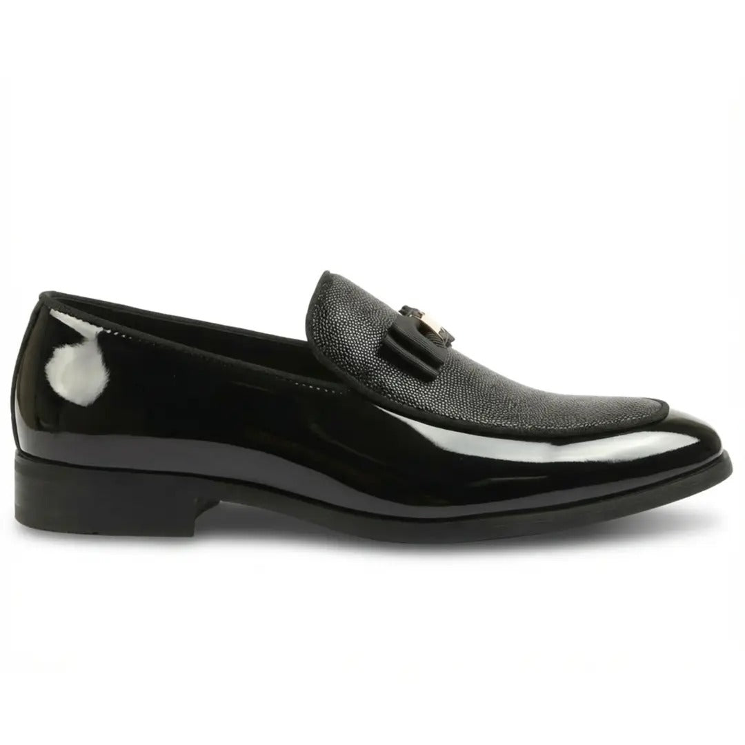 Mocasines de hombre con hebilla icónica, frontal texturizado y lazo.
