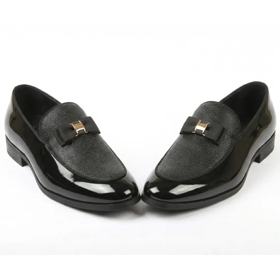 Mocasines de hombre con hebilla icónica, frontal texturizado y lazo.