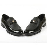 Mocasines de hombre con hebilla icónica, frontal texturizado y lazo.
