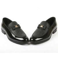 Mocasines de hombre con hebilla icónica, frontal texturizado y lazo.