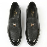 Mocasines de hombre con hebilla icónica, frontal texturizado y lazo.