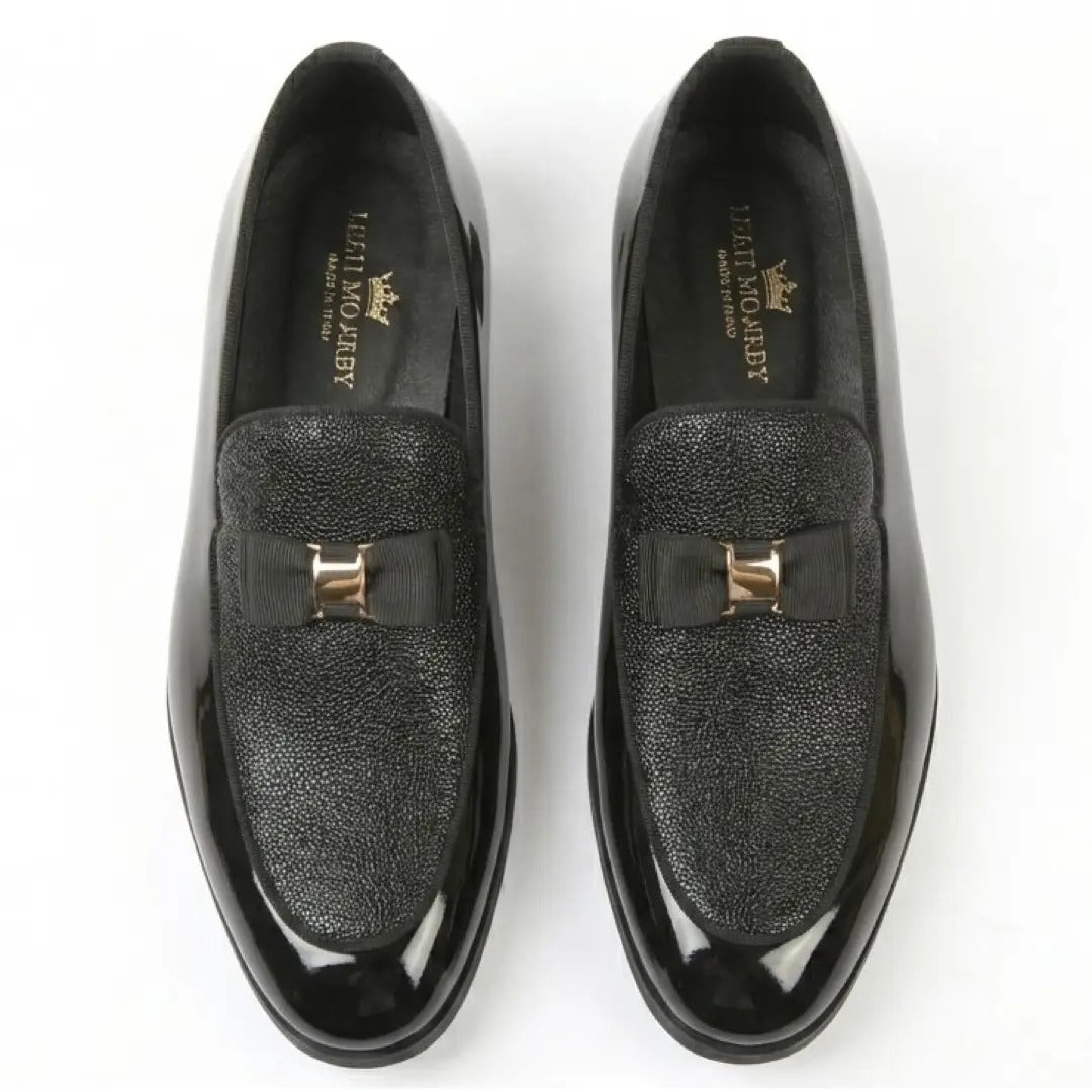 Mocasines de hombre con hebilla icónica, frontal texturizado y lazo.