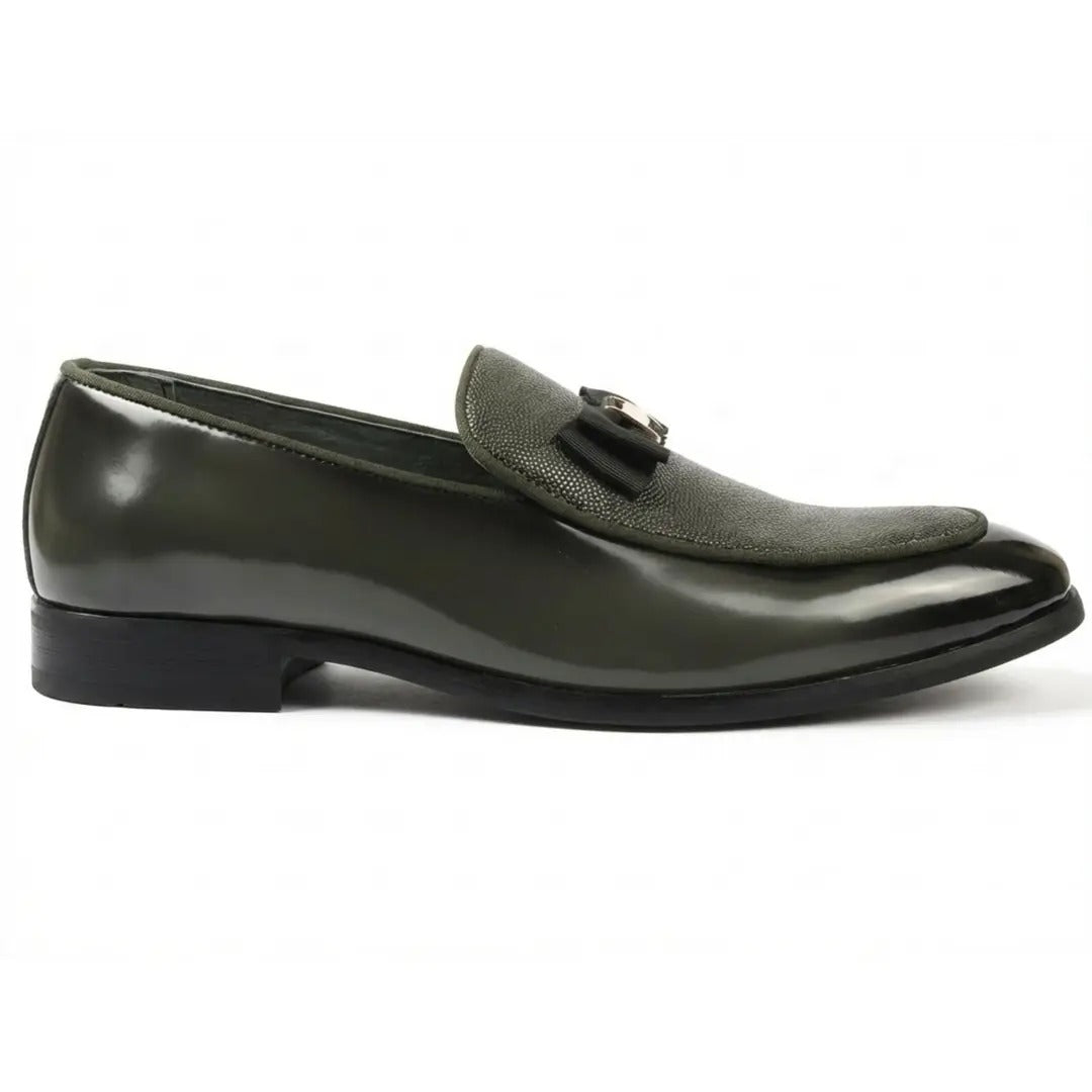 Mocasines de hombre con hebilla icónica, frontal texturizado y lazo.