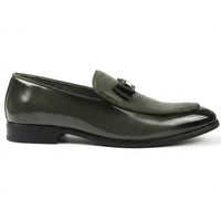 Mocasines de hombre con hebilla icónica, frontal texturizado y lazo.