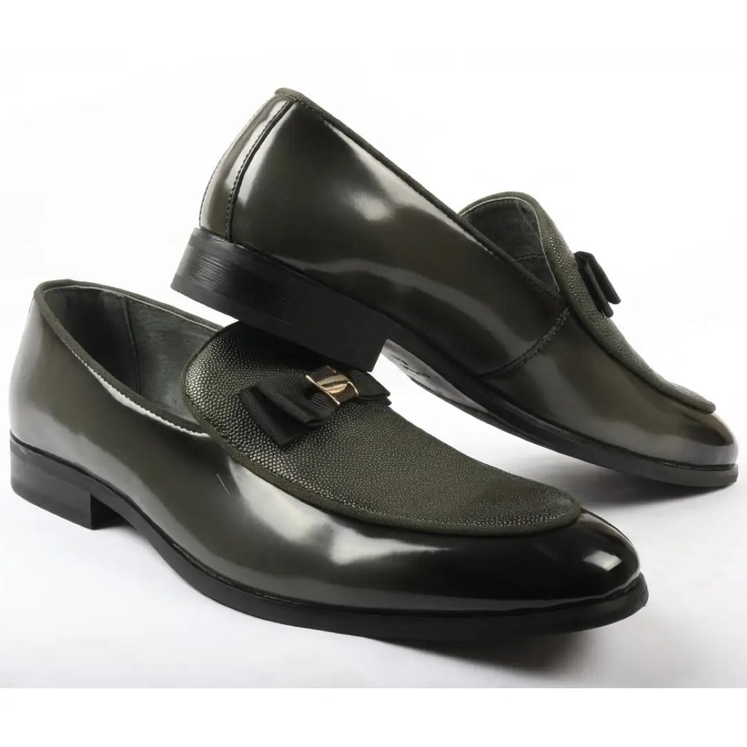 Mocasines de hombre con hebilla icónica, frontal texturizado y lazo.