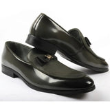 Mocasines de hombre con hebilla icónica, frontal texturizado y lazo.