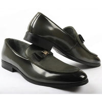 Mocasines de hombre con hebilla icónica, frontal texturizado y lazo.