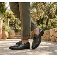 Mocasines de hombre con hebilla icónica, frontal texturizado y lazo.