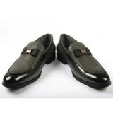 Mocasines de hombre con hebilla icónica, frontal texturizado y lazo.