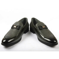 Mocasines de hombre con hebilla icónica, frontal texturizado y lazo.