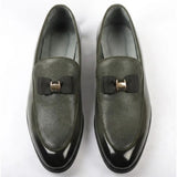 Mocasines de hombre con hebilla icónica, frontal texturizado y lazo.