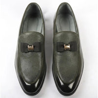 Mocasines de hombre con hebilla icónica, frontal texturizado y lazo.