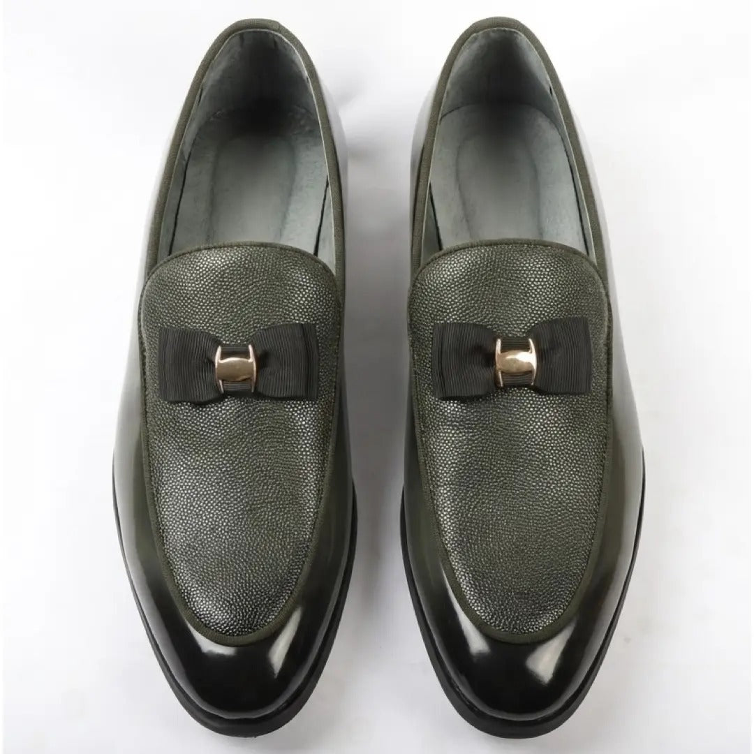 Mocasines de hombre con hebilla icónica, frontal texturizado y lazo.