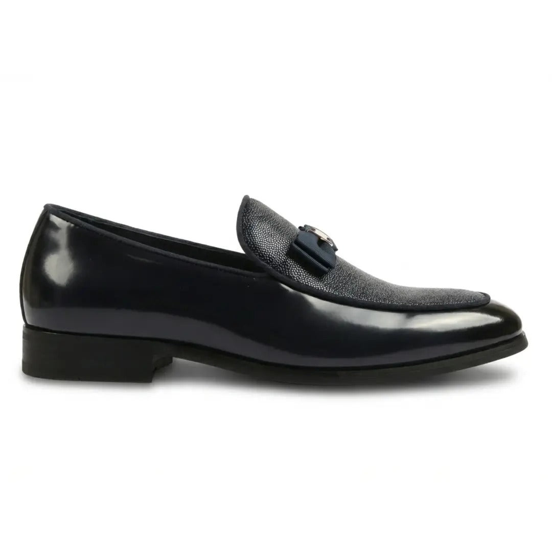 Mocasines de hombre con hebilla icónica, frontal texturizado y lazo.