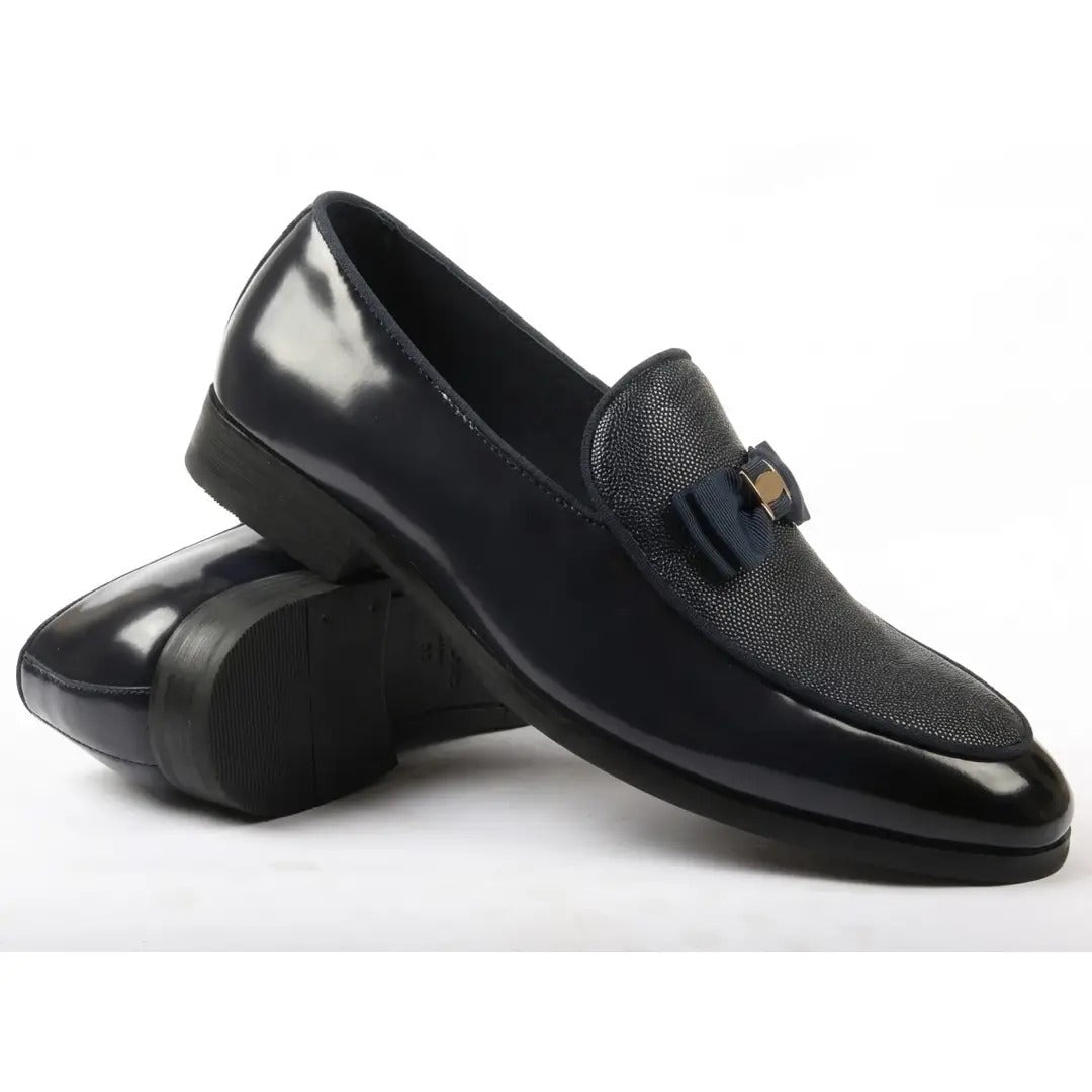 Mocasines de hombre con hebilla icónica, frontal texturizado y lazo.