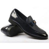 Mocasines de hombre con hebilla icónica, frontal texturizado y lazo.