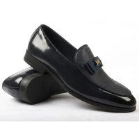 Mocasines de hombre con hebilla icónica, frontal texturizado y lazo.
