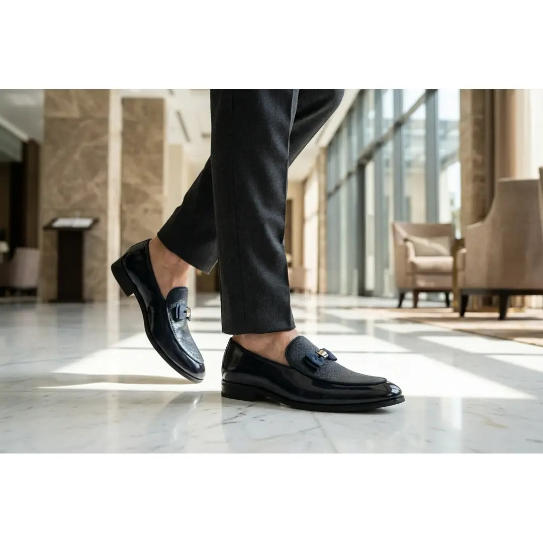Mocasines de hombre con hebilla icónica, frontal texturizado y lazo.