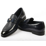 Mocasines de hombre con hebilla icónica, frontal texturizado y lazo.