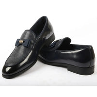 Mocasines de hombre con hebilla icónica, frontal texturizado y lazo.