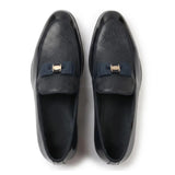 Mocasines de hombre con hebilla icónica, frontal texturizado y lazo.