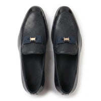 Mocasines de hombre con hebilla icónica, frontal texturizado y lazo.