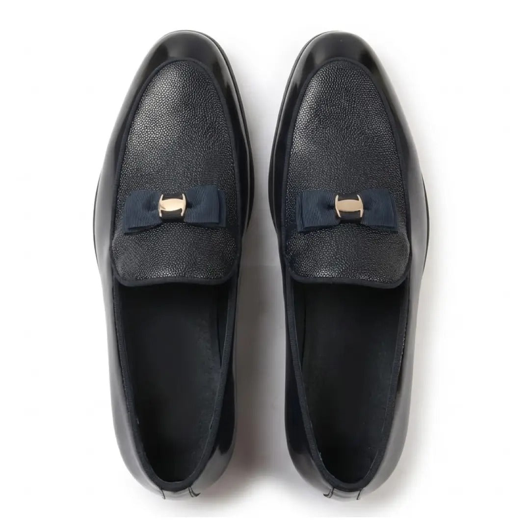 Mocasines de hombre con hebilla icónica, frontal texturizado y lazo.