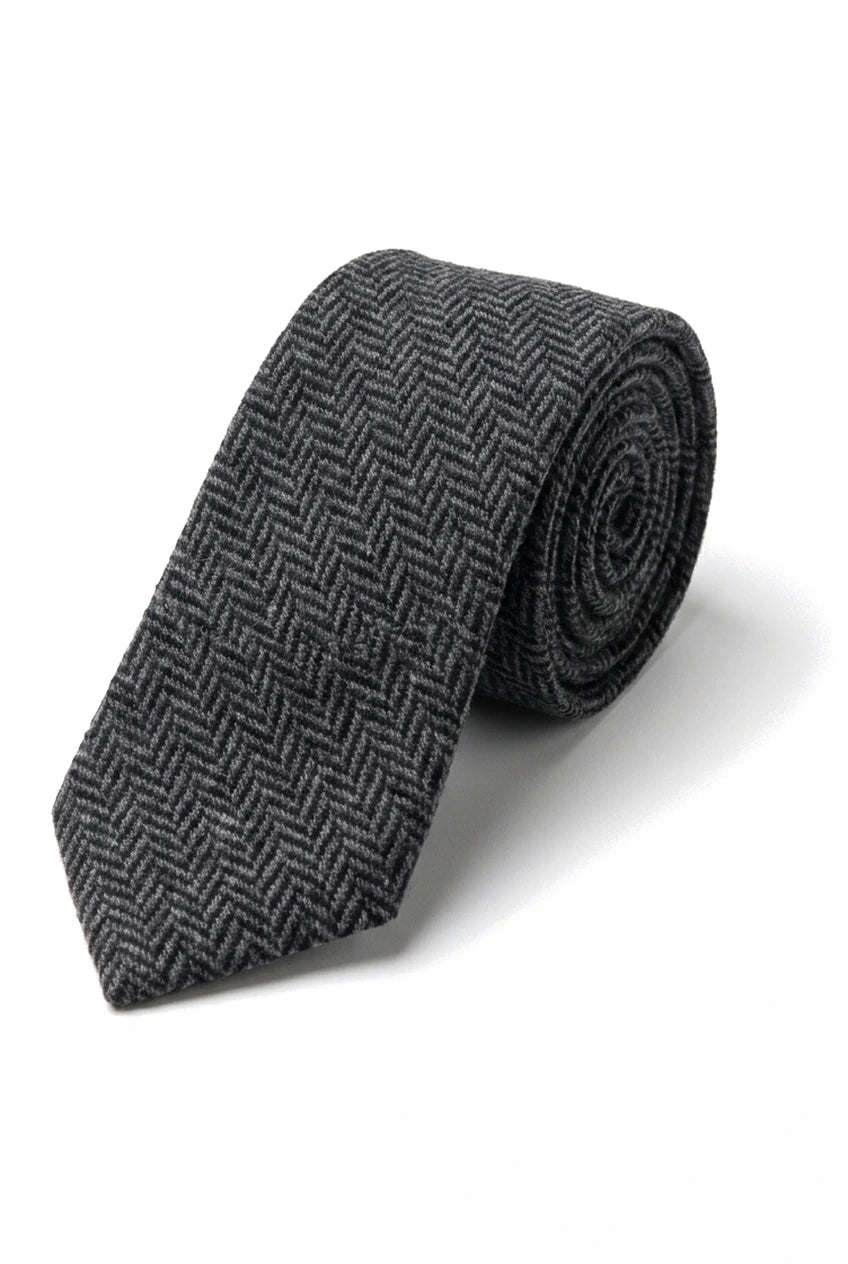 Conjunto de corbata y pañuelo de tweed color carbón para hombre. Clásico diseño británico de lana con espiga.