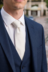 Corbata blanca para hombre con acabado de ante.