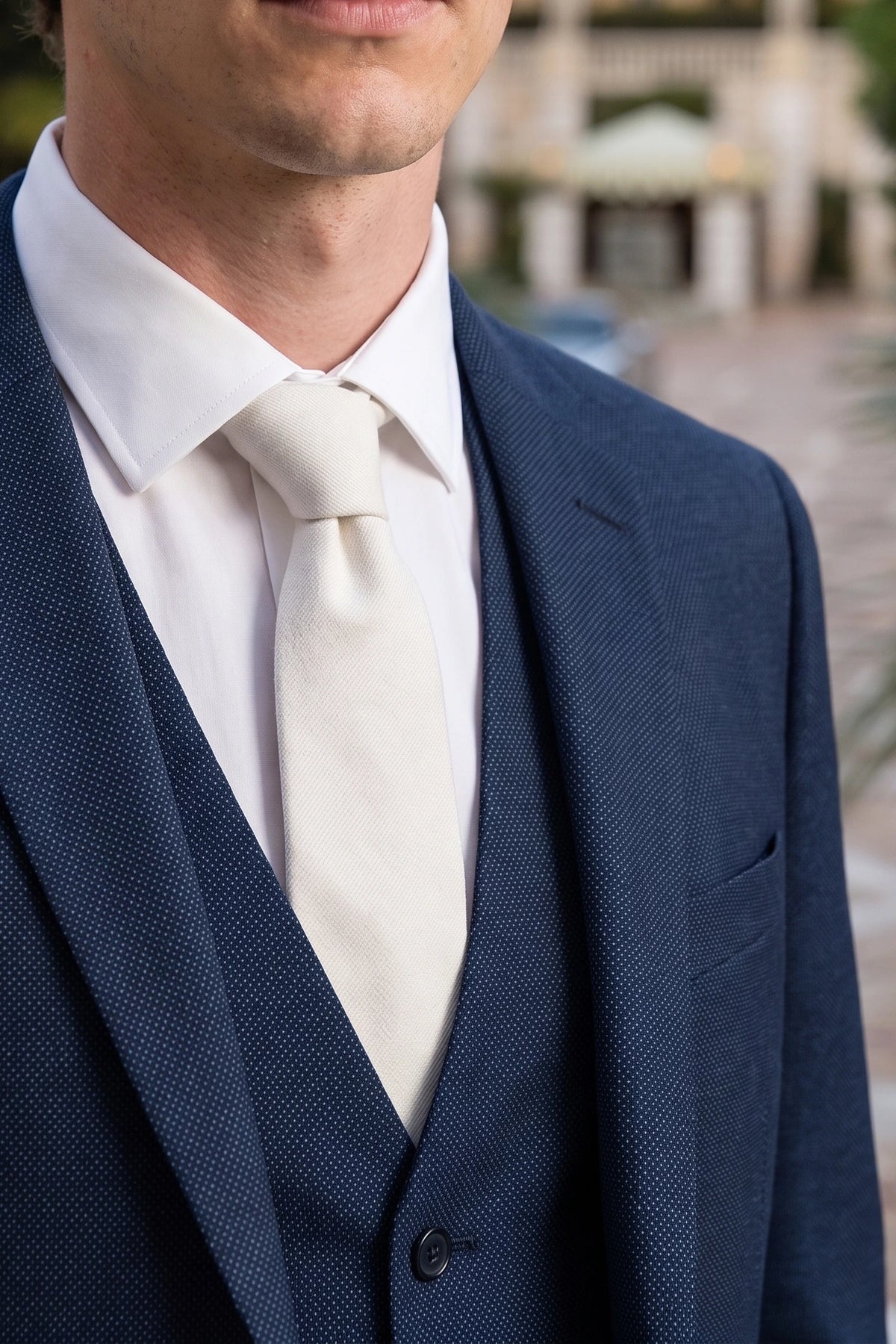 Corbata blanca para hombre con acabado de ante.