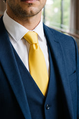 Corbata amarilla delgada para hombre de 6 cm.