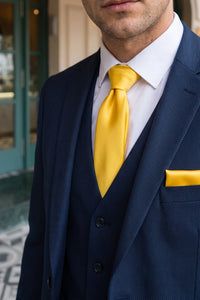 Conjunto de corbata amarilla para hombre con pañuelo de bolsillo y gemelos.