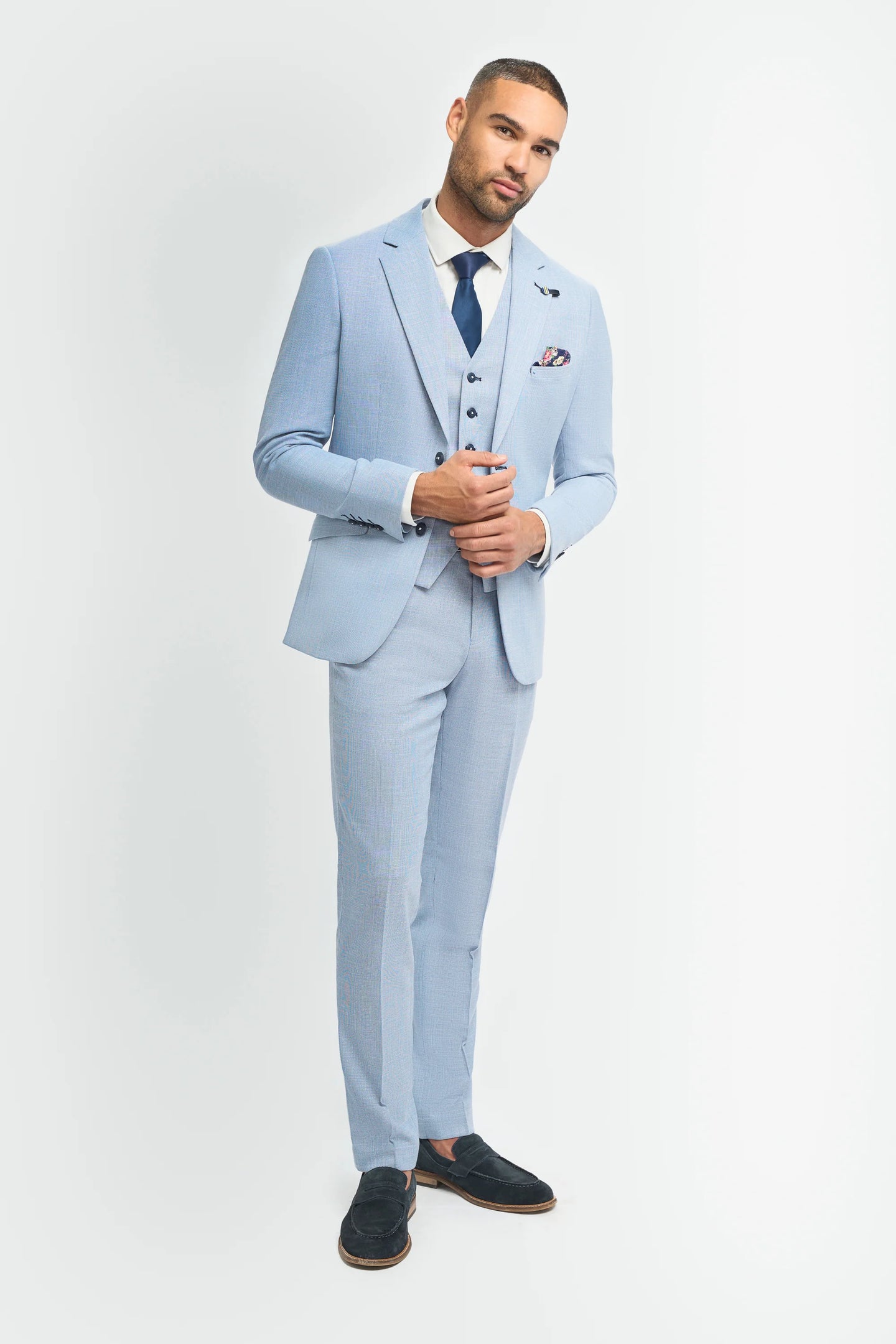 Traje de hombre de 3 piezas, azul claro, lino, corte entallado, ideal para bodas y graduaciones.