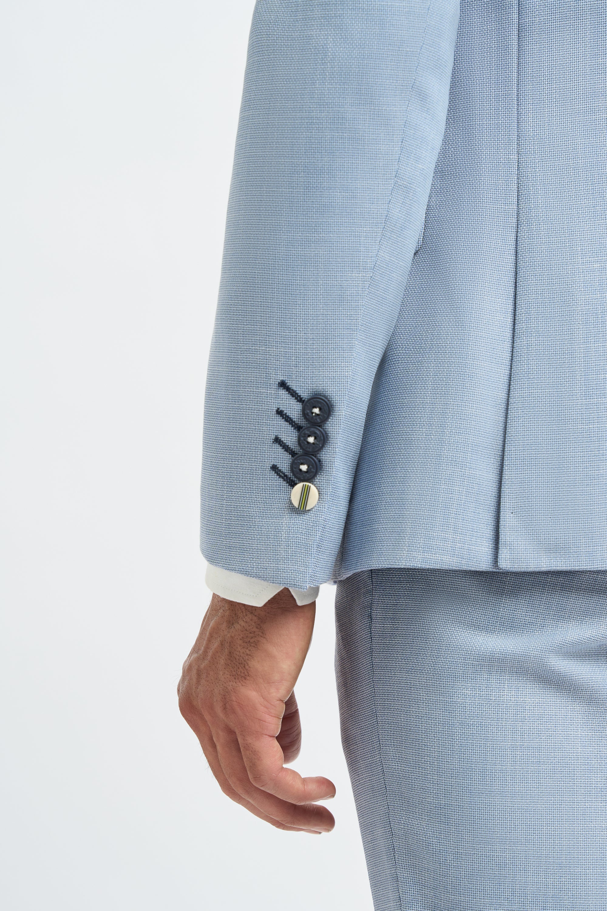 Traje de hombre de 3 piezas, azul claro, lino, corte entallado, ideal para bodas y graduaciones.