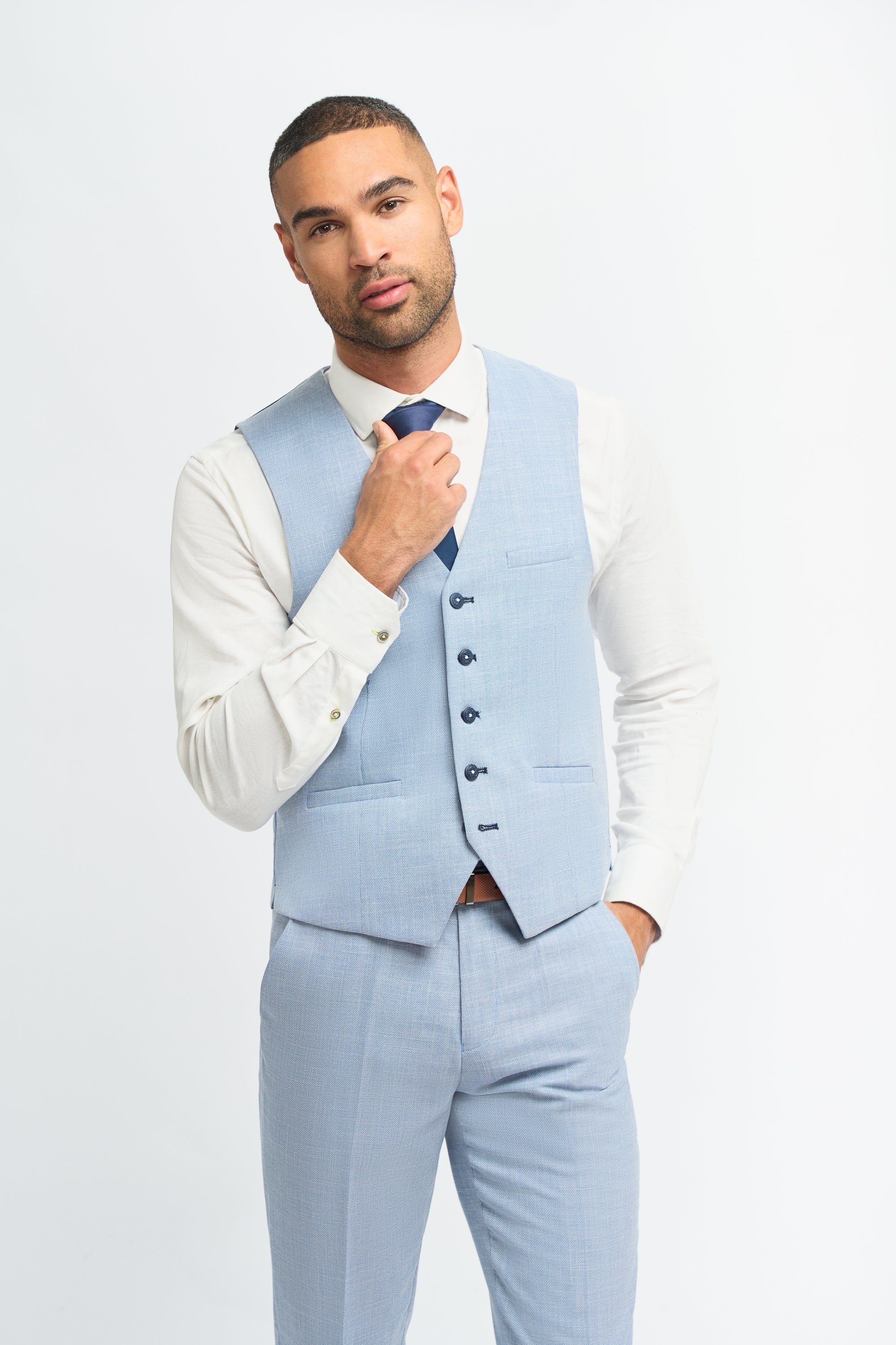 Traje de hombre de 3 piezas, azul claro, lino, corte entallado, ideal para bodas y graduaciones.