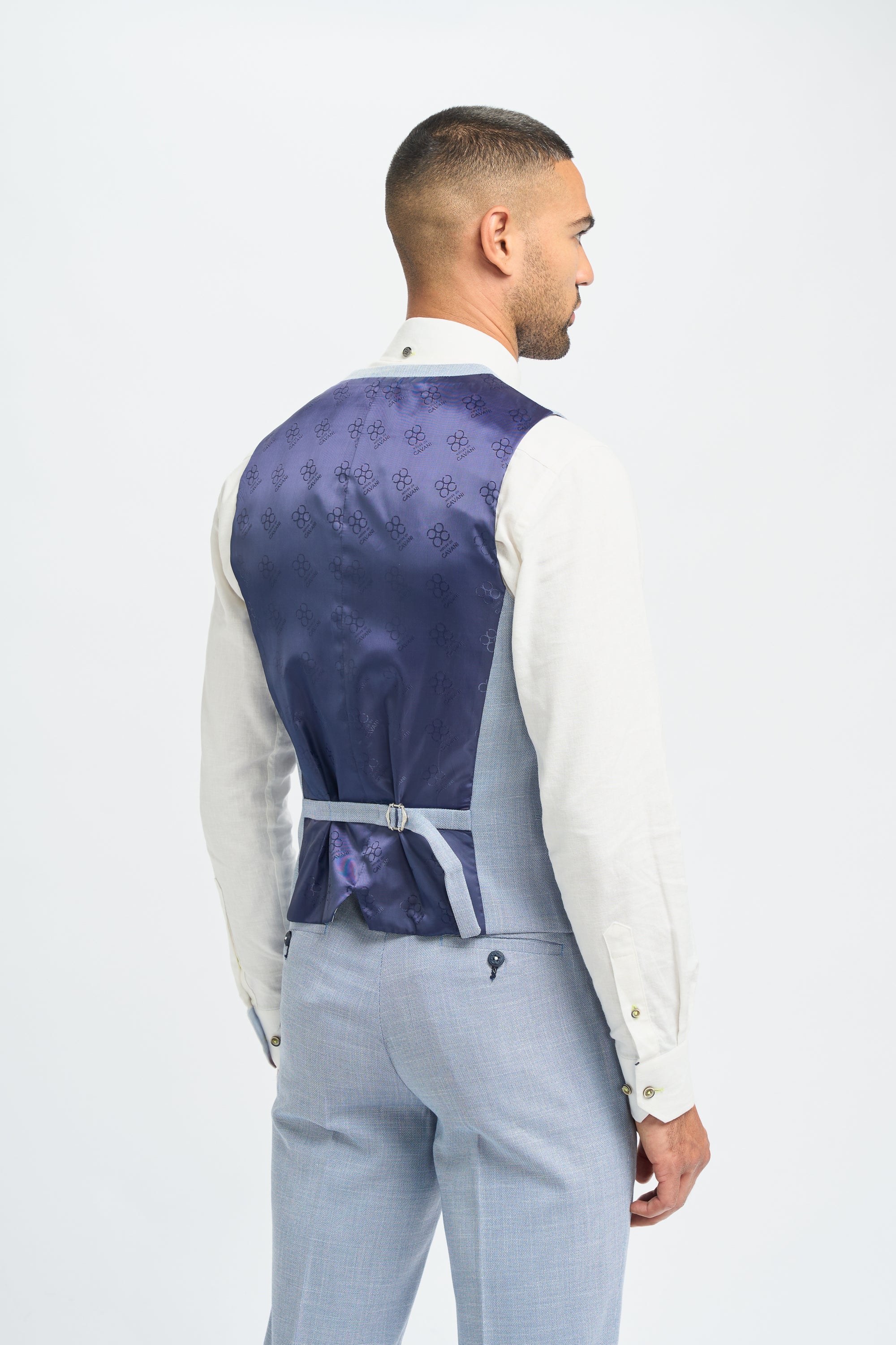Traje de hombre de 3 piezas, azul claro, lino, corte entallado, ideal para bodas y graduaciones.