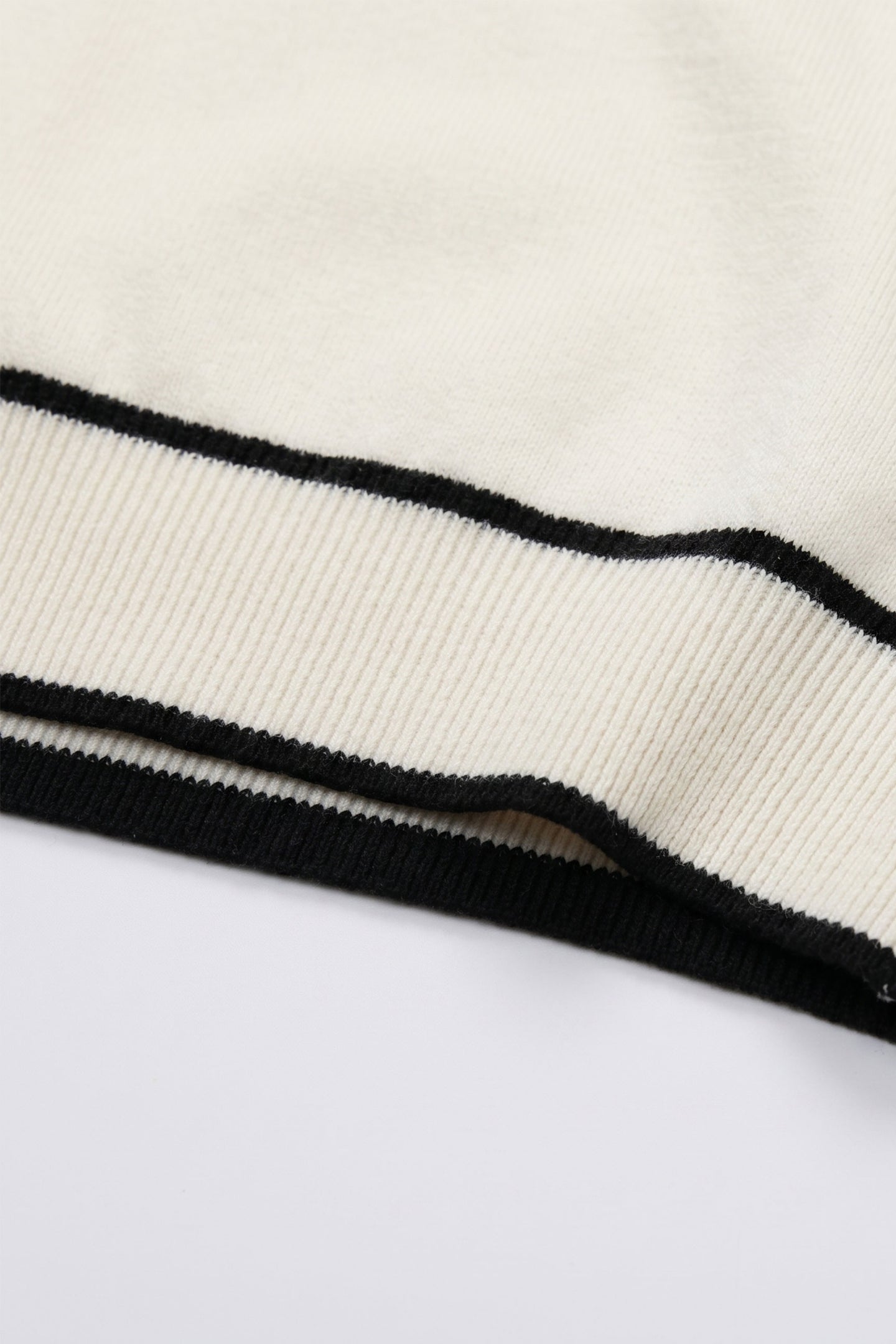 Camiseta de punto para hombre color blanco roto, corte regular, cuello redondo con ribete en contraste.