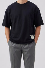 Camiseta de hombre azul marino oscuro de corte relajado con borde sin rematar, mezcla de algodón y cuello redondo.