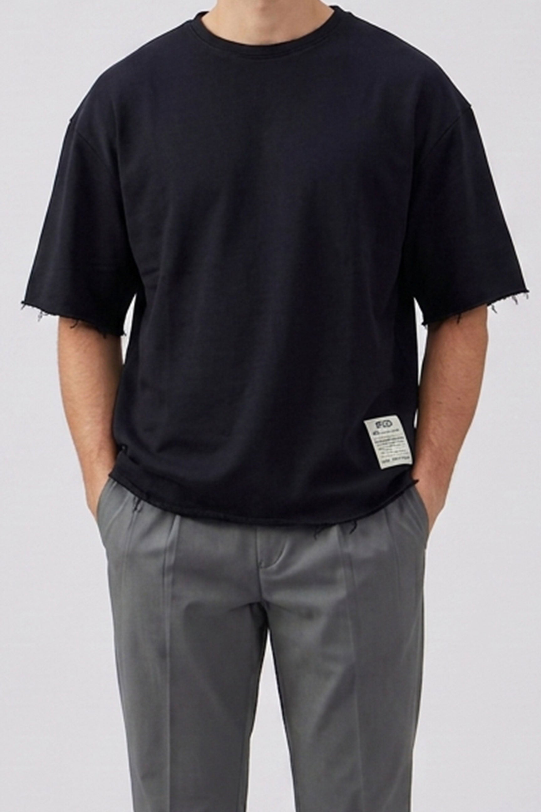 Camiseta de hombre azul marino oscuro de corte relajado con borde sin rematar, mezcla de algodón y cuello redondo.