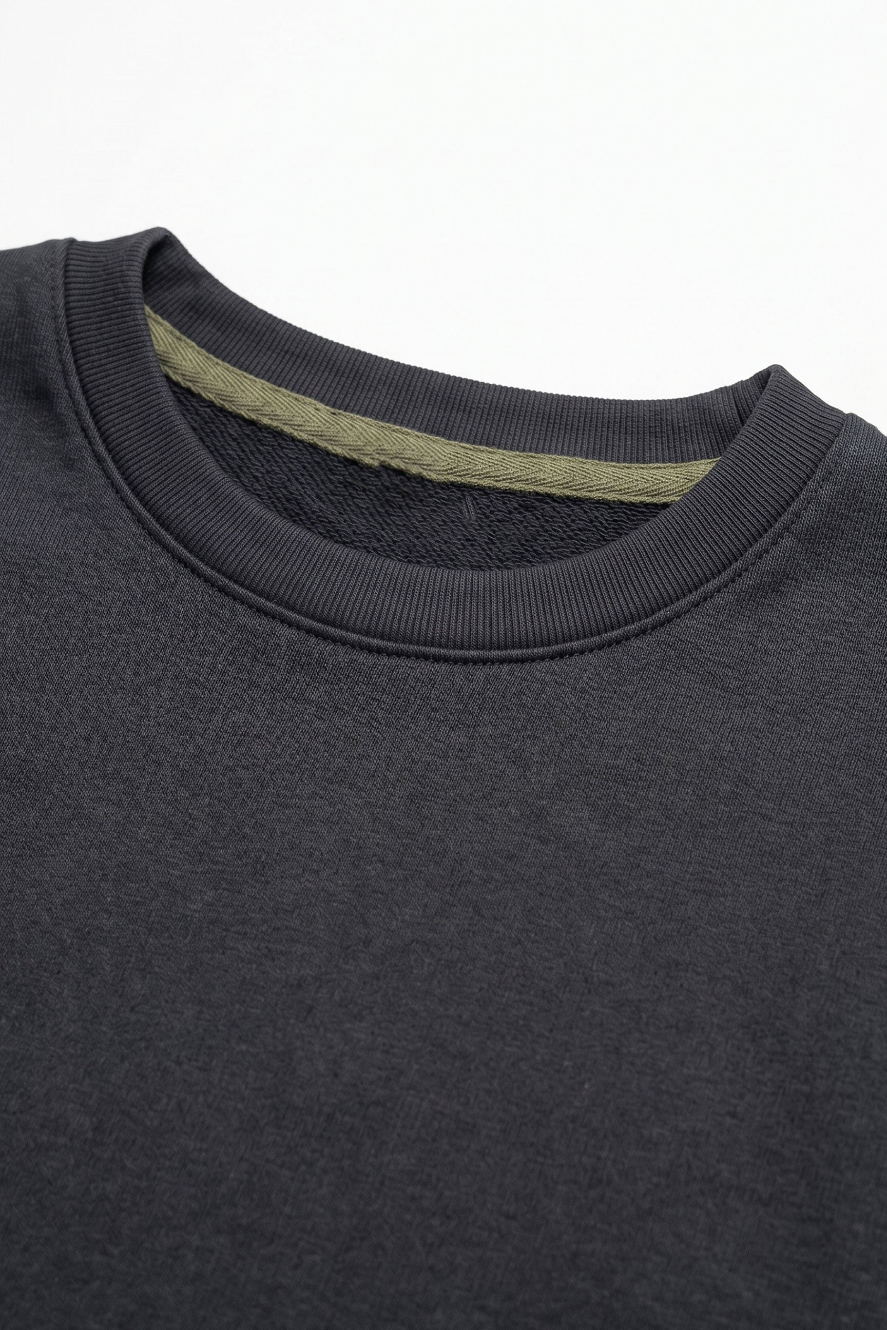 Camiseta de hombre azul marino oscuro de corte relajado con borde sin rematar, mezcla de algodón y cuello redondo.