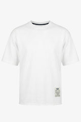 Camiseta blanca de hombre de corte relajado con borde sin rematar, mezcla de algodón y cuello redondo.