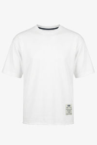 Camiseta blanca de hombre de corte relajado con borde sin rematar, mezcla de algodón y cuello redondo.