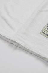 Camiseta blanca de hombre de corte relajado con borde sin rematar, mezcla de algodón y cuello redondo.