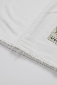 Camiseta blanca de hombre de corte relajado con borde sin rematar, mezcla de algodón y cuello redondo.