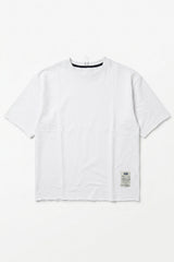 Camiseta blanca de hombre de corte relajado con borde sin rematar, mezcla de algodón y cuello redondo.