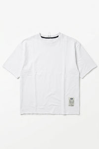 Camiseta blanca de hombre de corte relajado con borde sin rematar, mezcla de algodón y cuello redondo.