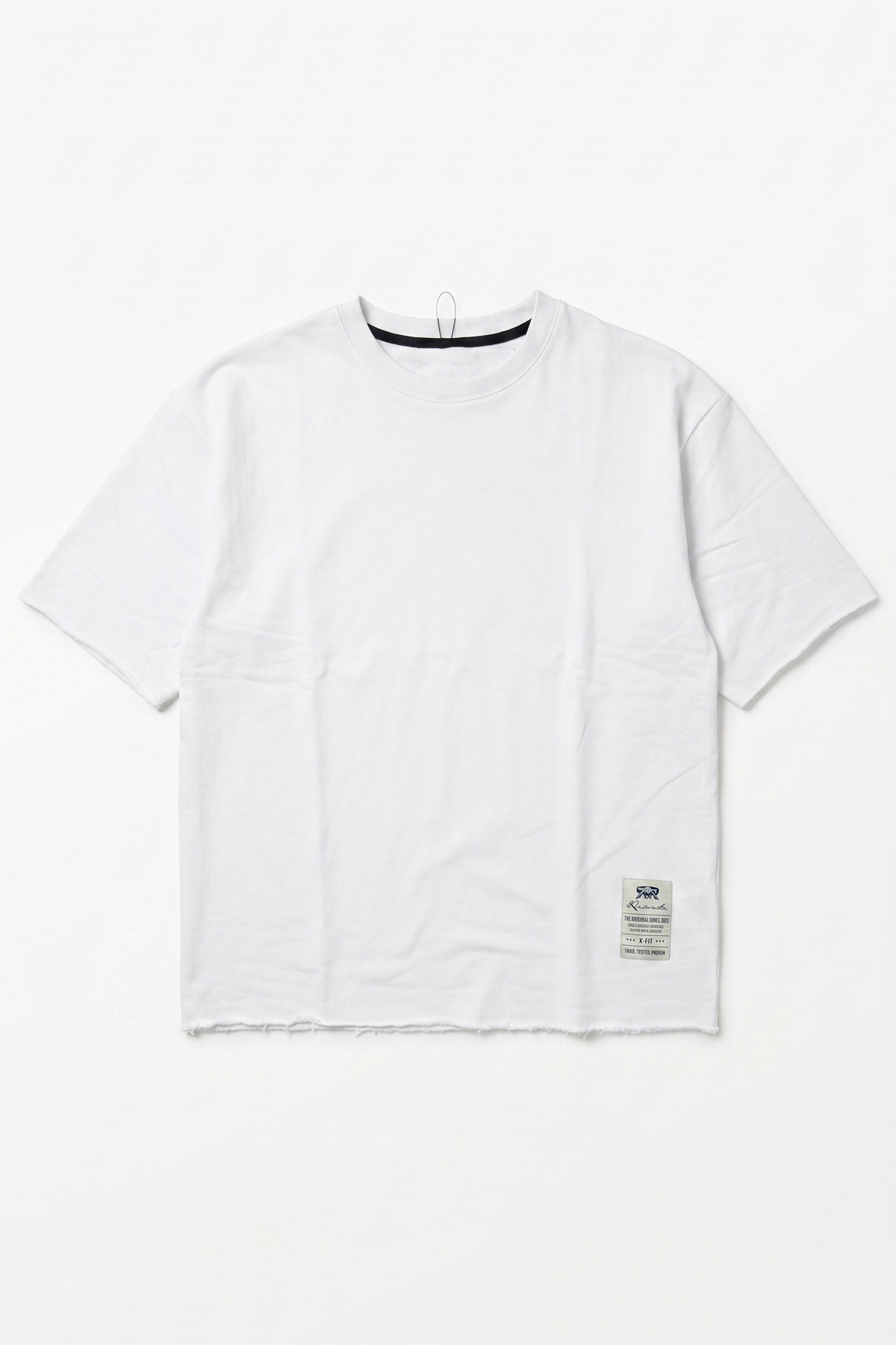 Camiseta blanca de hombre de corte relajado con borde sin rematar, mezcla de algodón y cuello redondo.