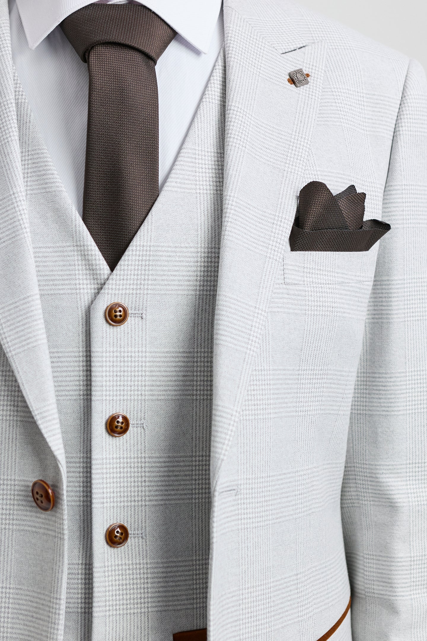 Traje de tres piezas de tweed a cuadros gris piedra para hombre de la marca Mark, con ribete marrón, ideal para bodas y graduaciones.