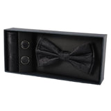 Set de regalo para hombre: pajarita negra, pañuelo de bolsillo y gemelos.